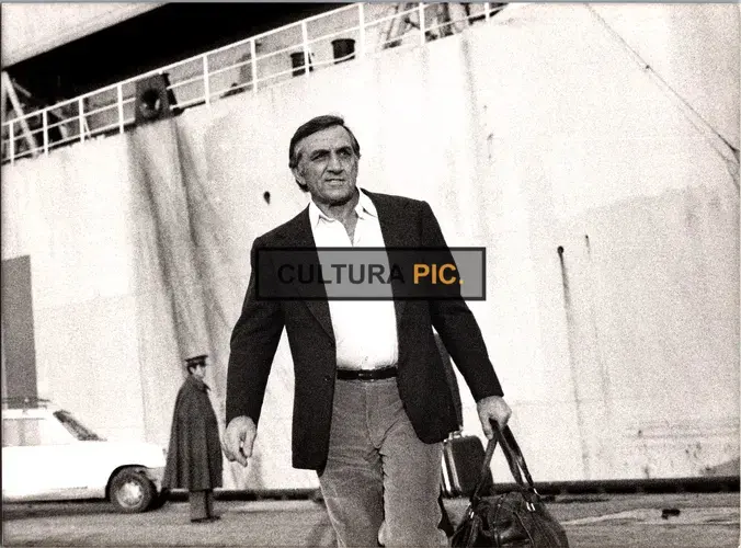 Vintage Original B&W Photo, Lino Ventura plays Frédéric Robainin "A Butterfly on the Shoulder" Directed by Jacques Deray-1978