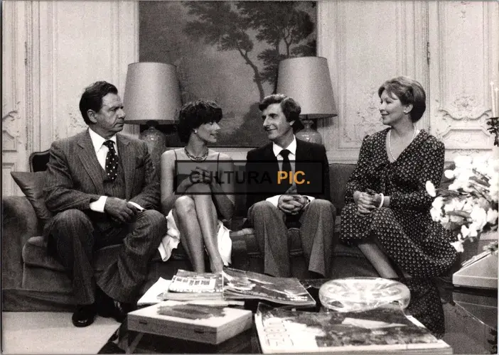 Vintage Original B&W Photo, Michel Galabru, Lorraine Bracco, Marina Vlady and Bernard Menez in "Duos sur canape" by Marc Camoletti - 1979