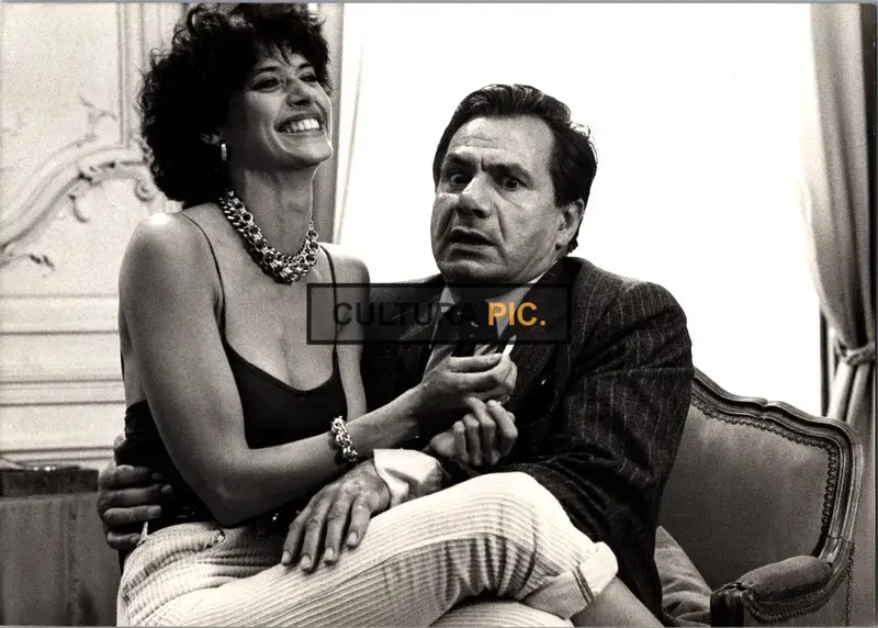 Vintage Original B&W Photo, Lorraine Bracco and Michel Galabru in "Duos sur canapé" Directed and Written by Marc Camoletti - 1979