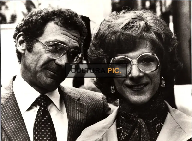 Vintage Original B&W Photo, Sydney Pollack and Dustin Hoffman on Set in "Tootsie" - 1982