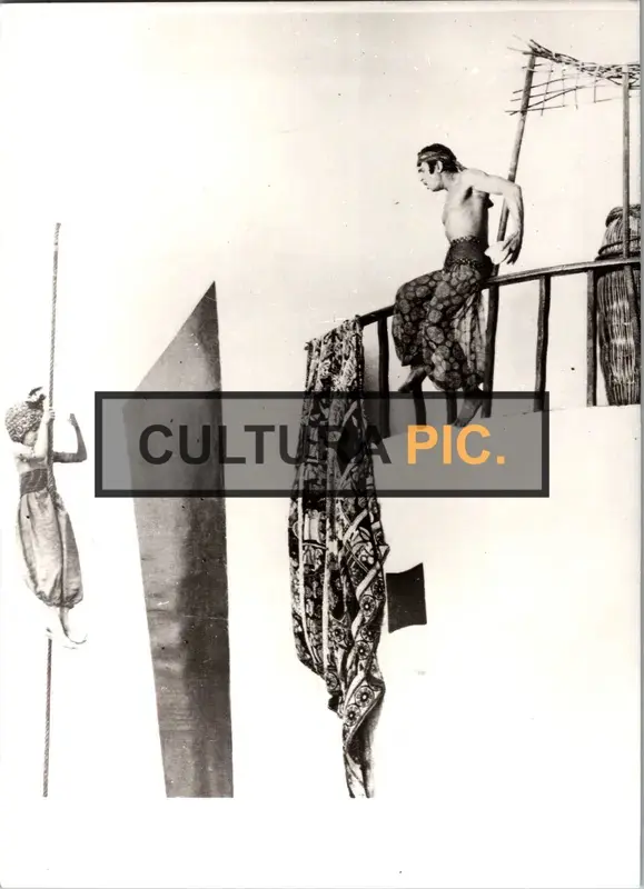Vintage Original B&W Photo, a Scene in "The Thief of Bagdad" - 1940