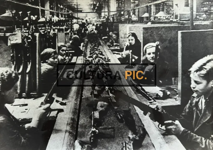 Vintage Original B&W Photo, Women Buildings Submachine Gun in a Factory during the War Effort - 1941